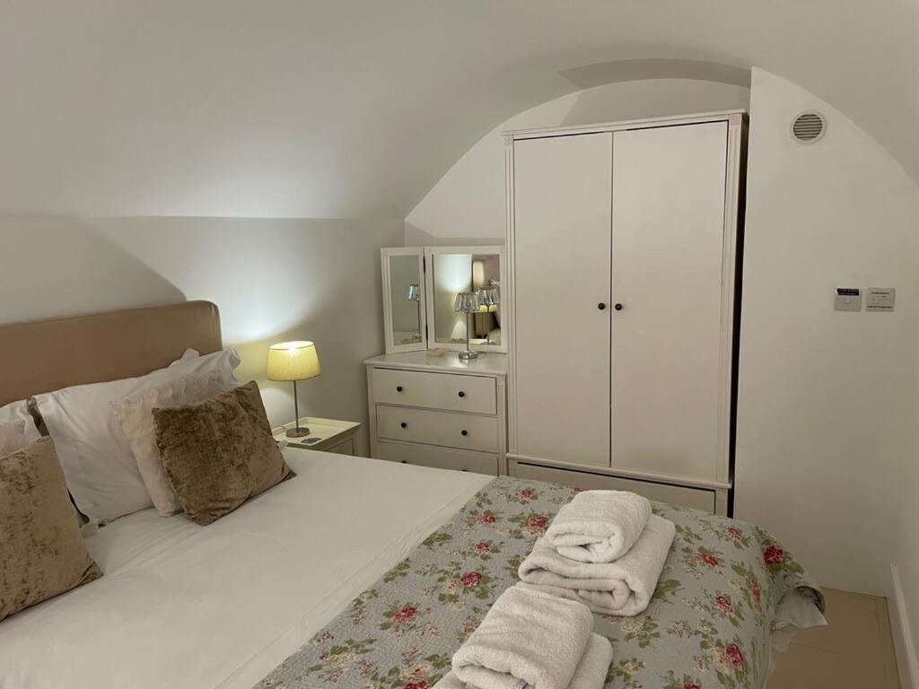 Beautiful 3 Bed Basement Flat With Garden Lägenhet Bath Exteriör bild