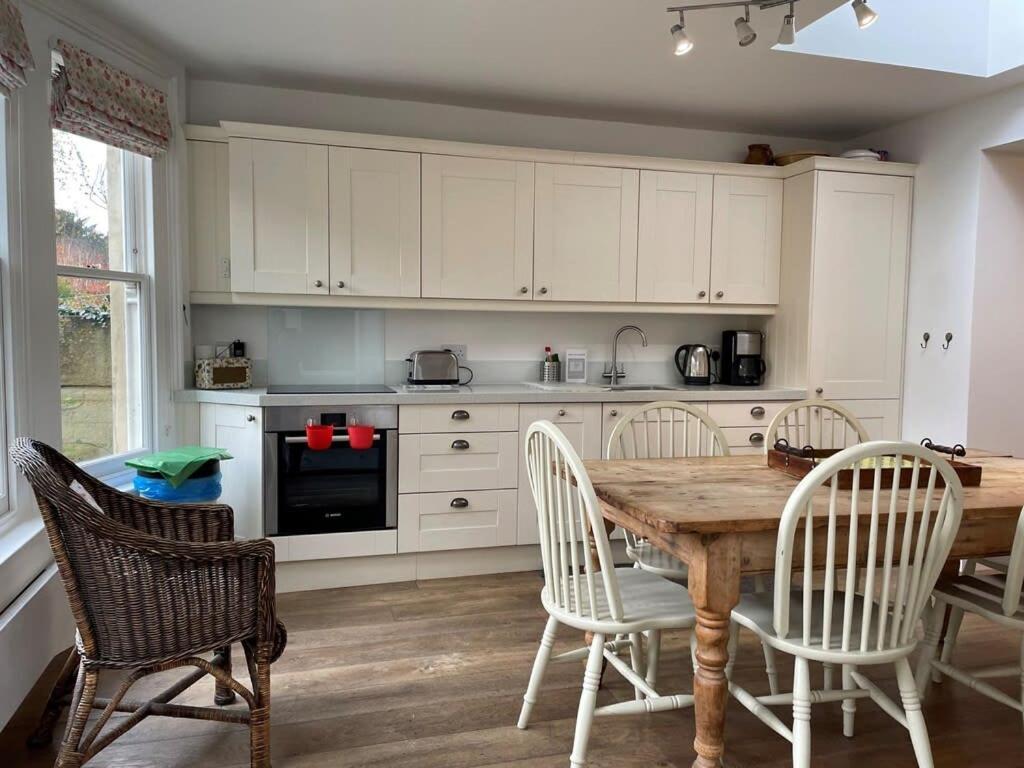 Beautiful 3 Bed Basement Flat With Garden Lägenhet Bath Exteriör bild